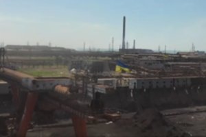 Didvyriškas gestas: virš niokojamos „Azovstal“ gamyklos suplevėsavo Ukrainos vėliava