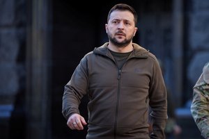 Aukcione parduotas V. Zelenskio vilkėtas megztinis: paaukojo solidžią sumą