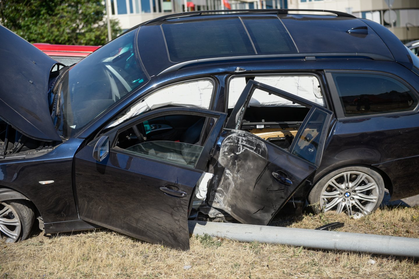 Vilniuje automobilis trenkėsi į stulpą, nukentėjo vairuotojas.<br>D.Umbraso asociatyvi nuotr.