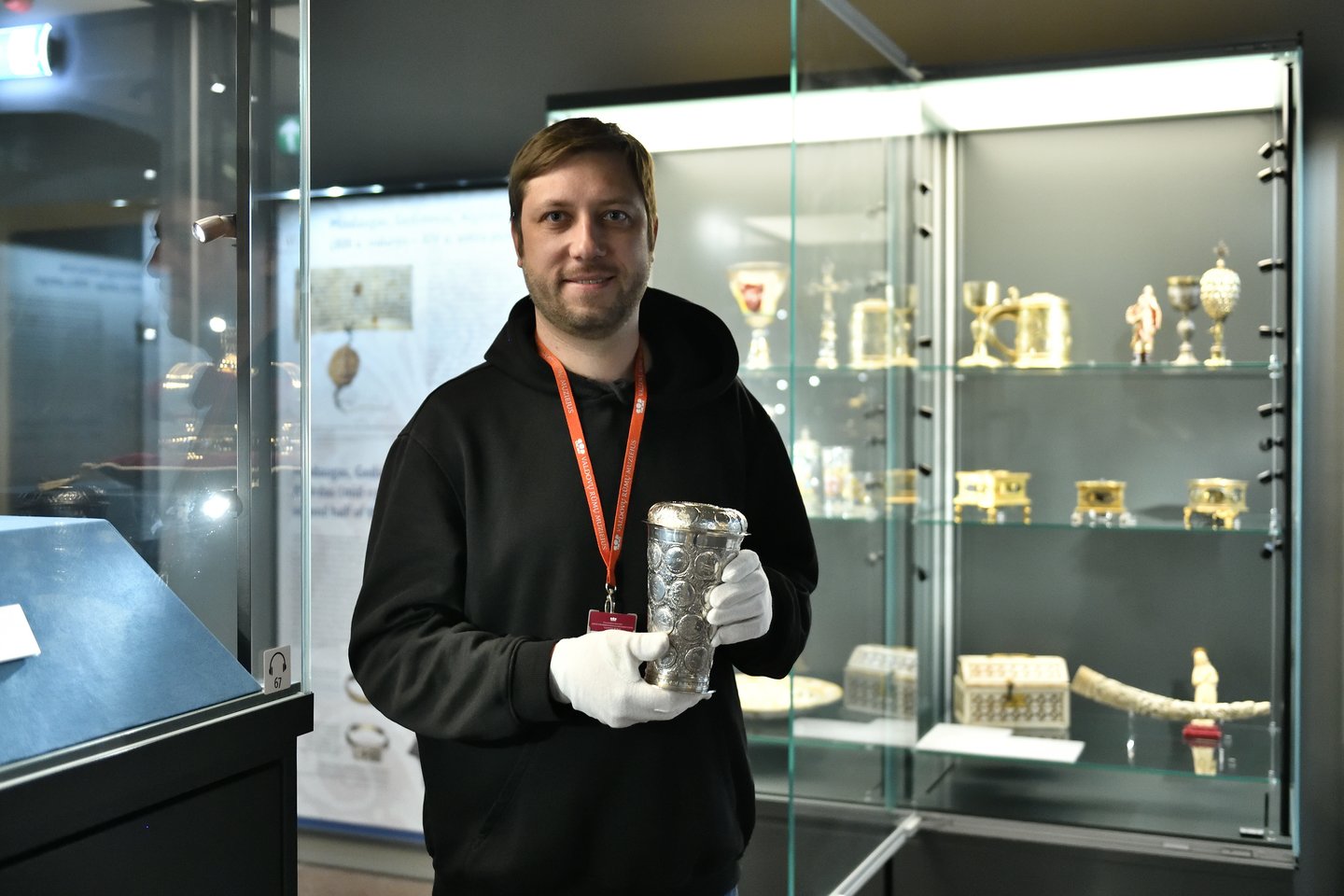 Muziejaus Rinkinių skyriaus vadovo D.Avižinio rankose – naujasis eksponatas.<br> V.Abramausko nuotr.