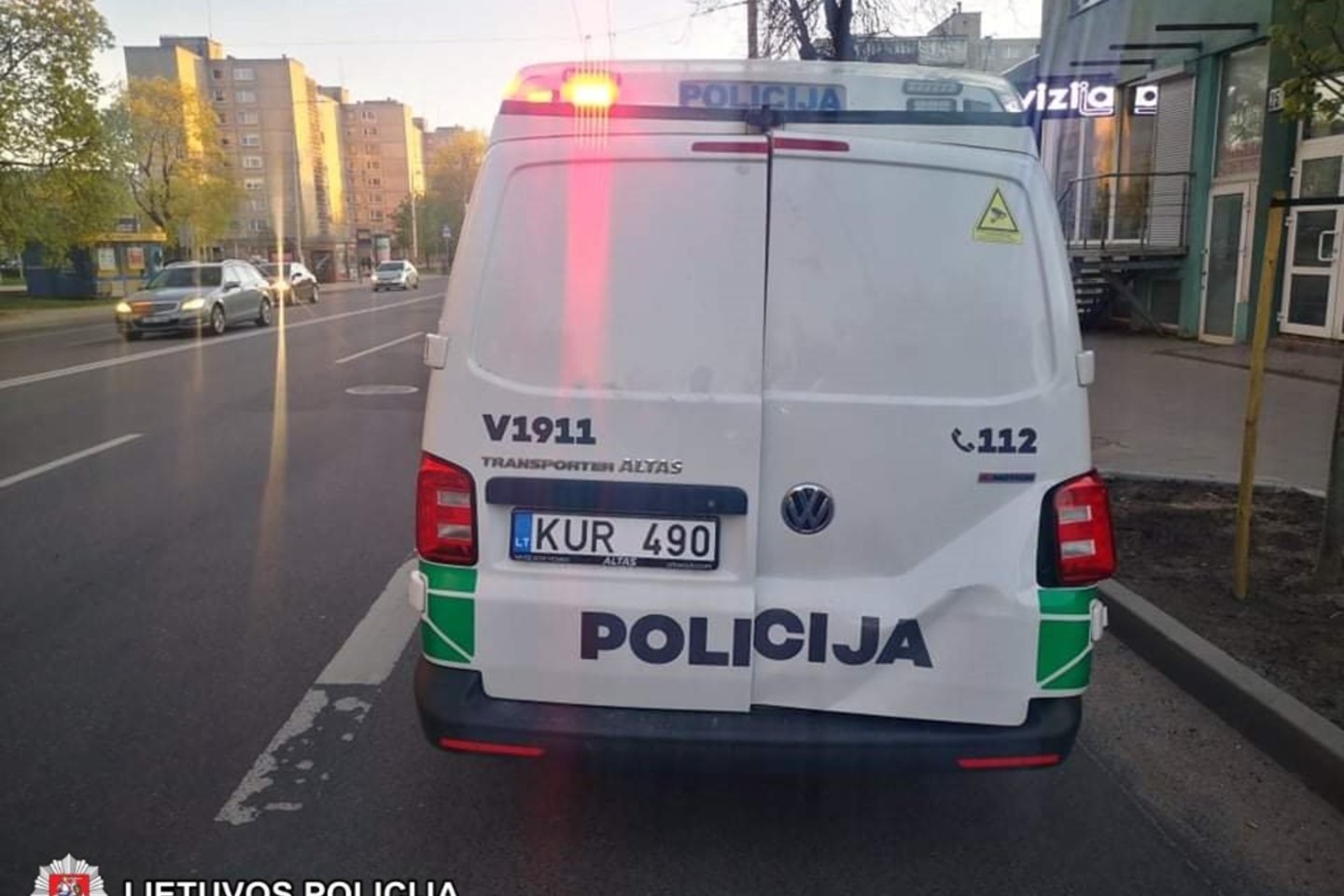  Vilniuje vyko gaudynės tarsi Holivudo trileryje: apdaužytas ir policijos automobilis.<br> Vilniaus apskrities VPK nuotr.