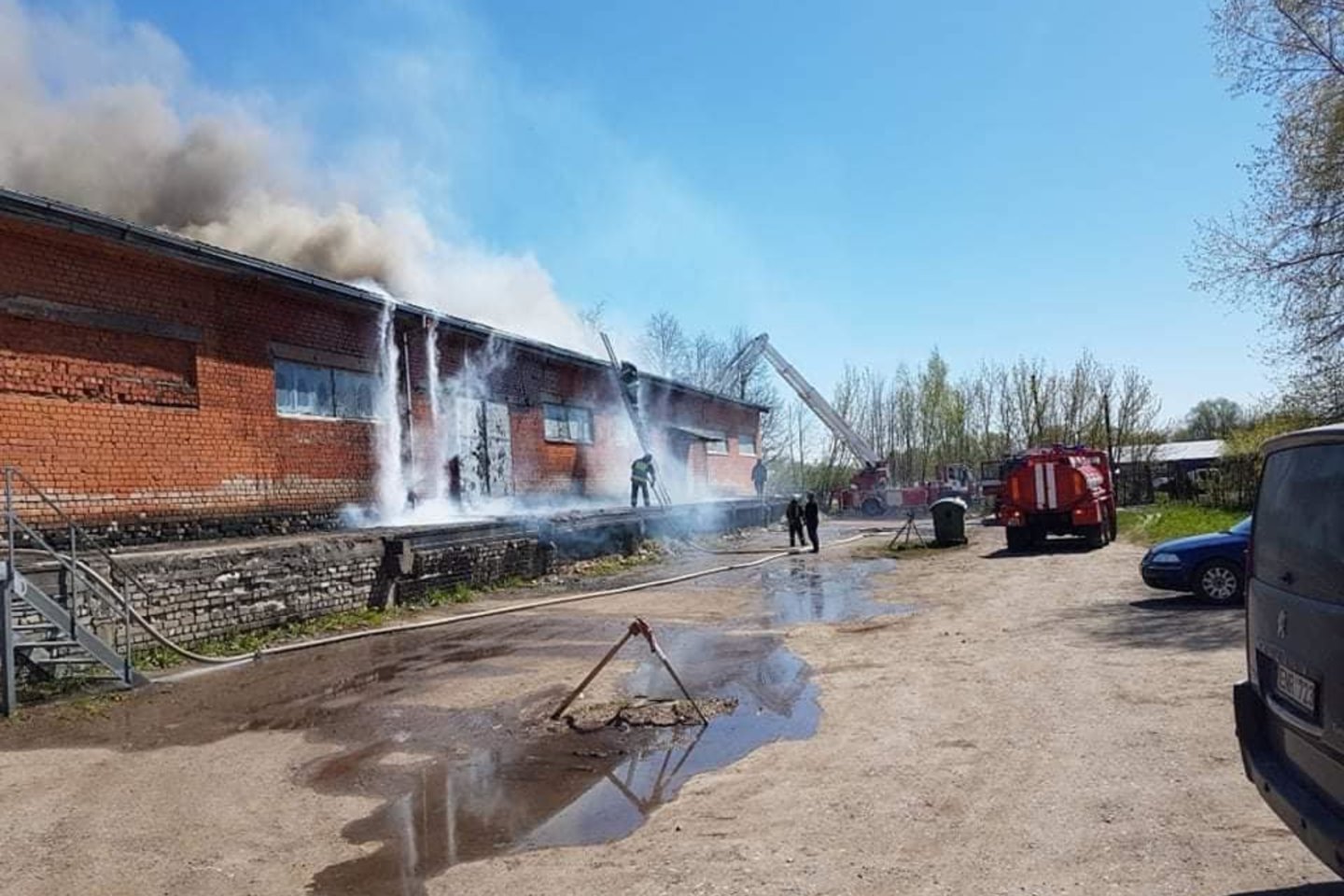  Ukmergėje didelis gaisras – liepsnos siaubė medžio apdirbimo įmonę.<br> Facebook/Ukmergės priešgaisrinė gelbėjimo tarnyba nuotr.