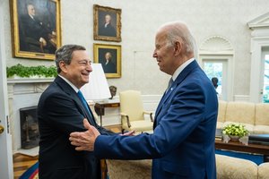 J. Bidenas Baltuosiuose rūmuose priėmė Italijos premjerą