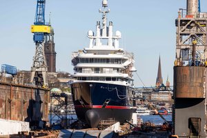 Vokietijos uoste areštuota su V. Putinu siejamo milijardieriaus jachta: jos vertė – apie 400 mln. eurų