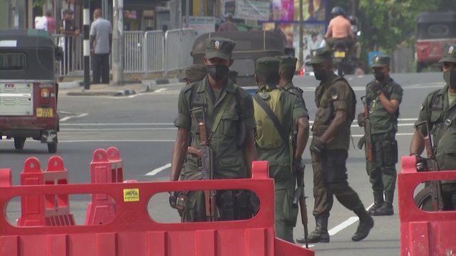 Gyventojų pykčiui peraugus į smurtą, Šri Lankos policijai įsakyta pereiti į puolimą riaušėms nuslopinti