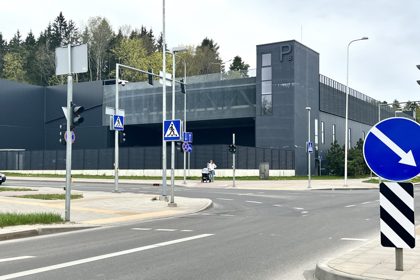 Vilniuje trečiadienį prie „Santaros“ klinikų kilo sąmyšis – užlūžo visos devynios aikštelės, kurios priklauso „Unipark“ įmonei.<br>V.Ščiavinsko nuotr.