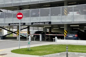 Prie Santaros klinikų įstrigo vairuotojai: sutriko net devynių stovėjimo aikštelių veikla