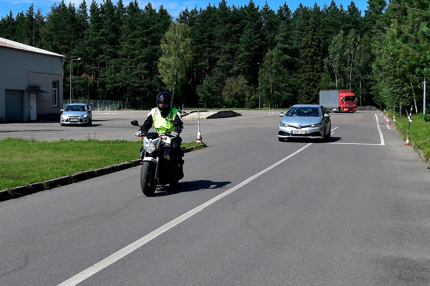 Nuo 2021 m. rugpjūčio 1 d. vairuotojai, turintys B kategorijos vairuotojo pažymėjimą, gali supaprastinta tvarka įgyti teisę tik Lietuvos teritorijoje vairuoti lengvuosius motociklus.<br>V.Ščiavinsko nuotr.