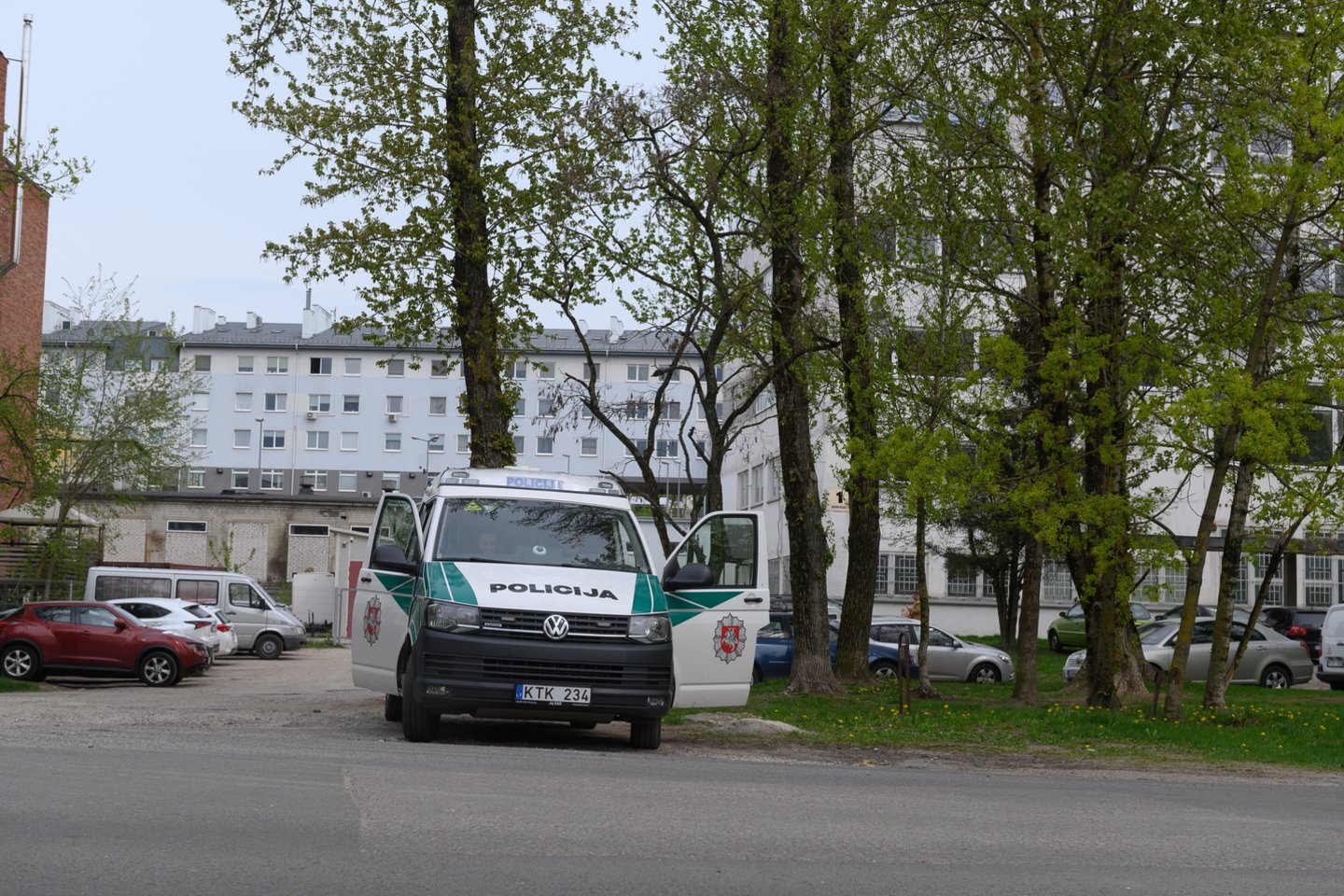  Vilniuje nuo kelio kone į Nerį nulėkė BMW automobilis – įvykio metu nukentėjo vairuotojas.<br> V.Skaraičio nuotr.