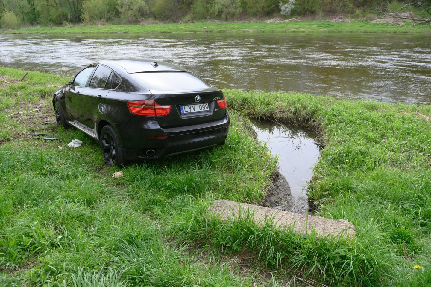  Vilniuje nuo kelio kone į Nerį nulėkė BMW automobilis – įvykio metu nukentėjo vairuotojas.<br> V.Skaraičio nuotr.