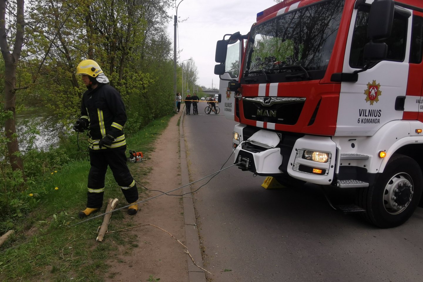  Vilniuje nuo kelio kone į Nerį nulėkė BMW automobilis – įvykio metu nukentėjo vairuotojas.<br> R.Danisevičiaus nuotr.