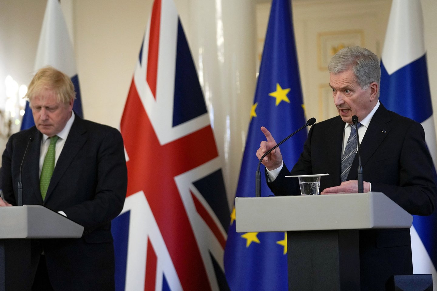 Jungtinės Karalystės premjeras B. Johnsonas ir Suomijos prezidentas Sauli Niinisto.<br>Reuters/Scanpix nuotr.