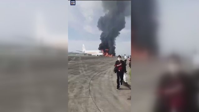 Kinijoje užsiliepsnojo nuo pakilimo tako nuvažiavęs lėktuvas: daugiau nei 100 keleivių saugiai evakuoti