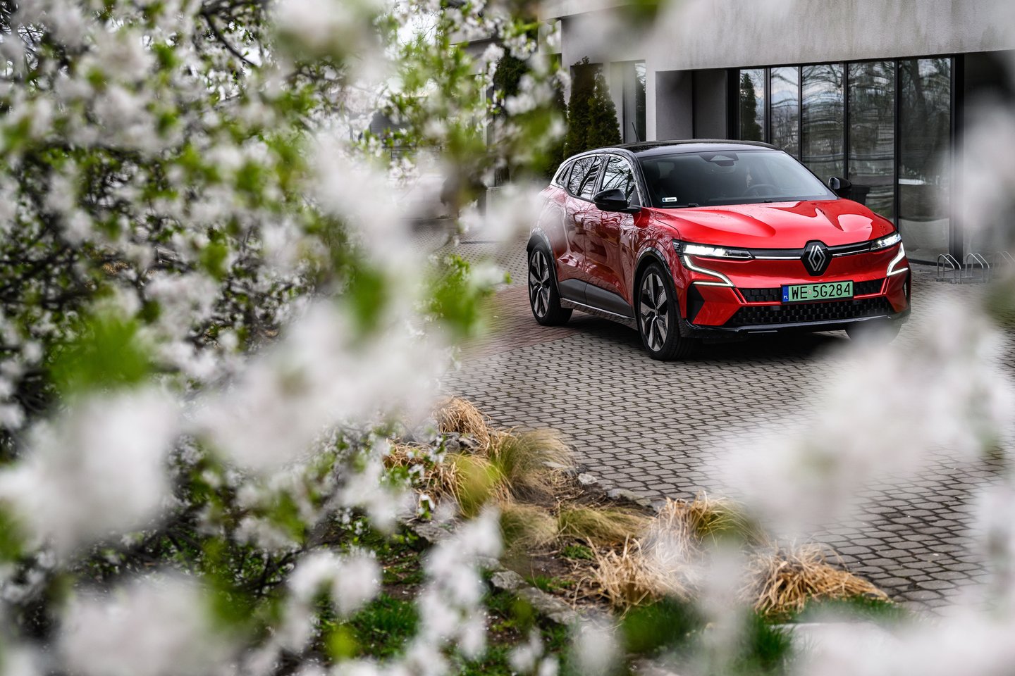 Šįkart „Renault“ siūlo išmėginti vieną naujausių jų inžinierių darbą – „Megane E-Tech Electric“.<br>Gamintojo nuotr.