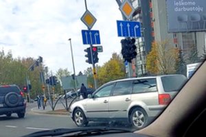 Policininkai kelio ženklą ignoravo