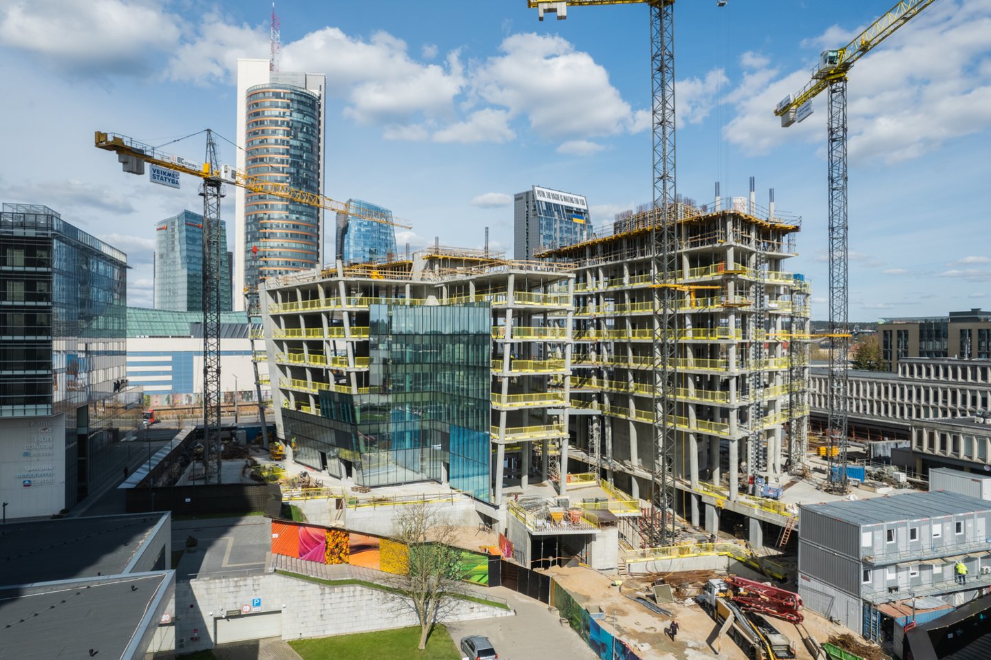 Verslo centro statybas planuojama užbaigti kitų metų rugsėjį tačiau pastate jau dabar išnuomota maždaug trečdalis (7 tūkst. kv. m) rinkai siūlomo biuro patalpų ploto.<br>„Lords LB Asset Management“ nuotr.