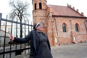 Stereotipus griaunanti vienuolė priėmė iššūkį pagyventi tarp atsidūrusių dugne: atradimai nustebino pačią