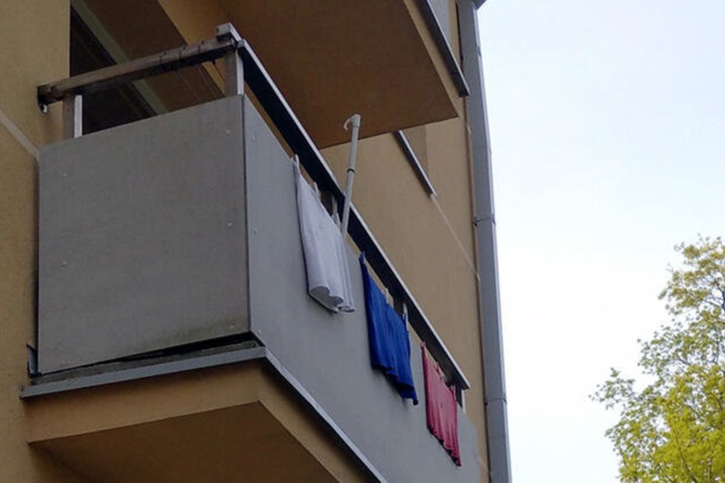  Išvydę ant balkono padžiautus Rusijos vėliavos spalvų skalbinius, palangiškiai įžvelgė galimą provokaciją.<br> Facebook grupės „Mūsų Palanga“ nuotr.
