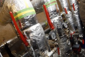 Įstatymo pataisos leis sumažinti daugiabučių namų gyventojų šildymo sąskaitas: siūlo didinti paramą „mažosioms renovacijoms“