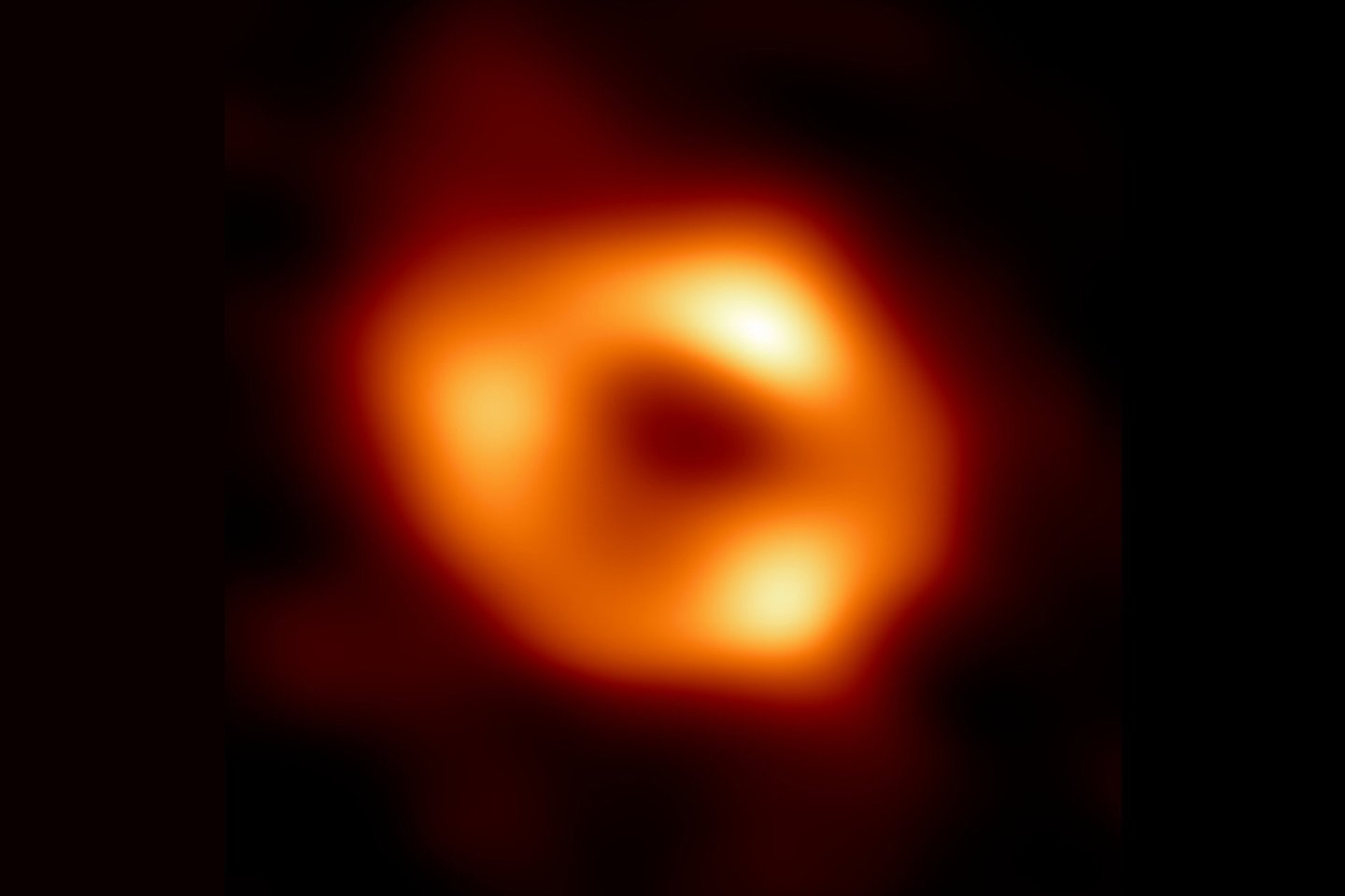  Astronomai parodė pirmąjį supermasyvios juodosios skylės, esančios mūsų Galaktikos centre, atvaizdą.<br> ETH/ ESA nuotr.