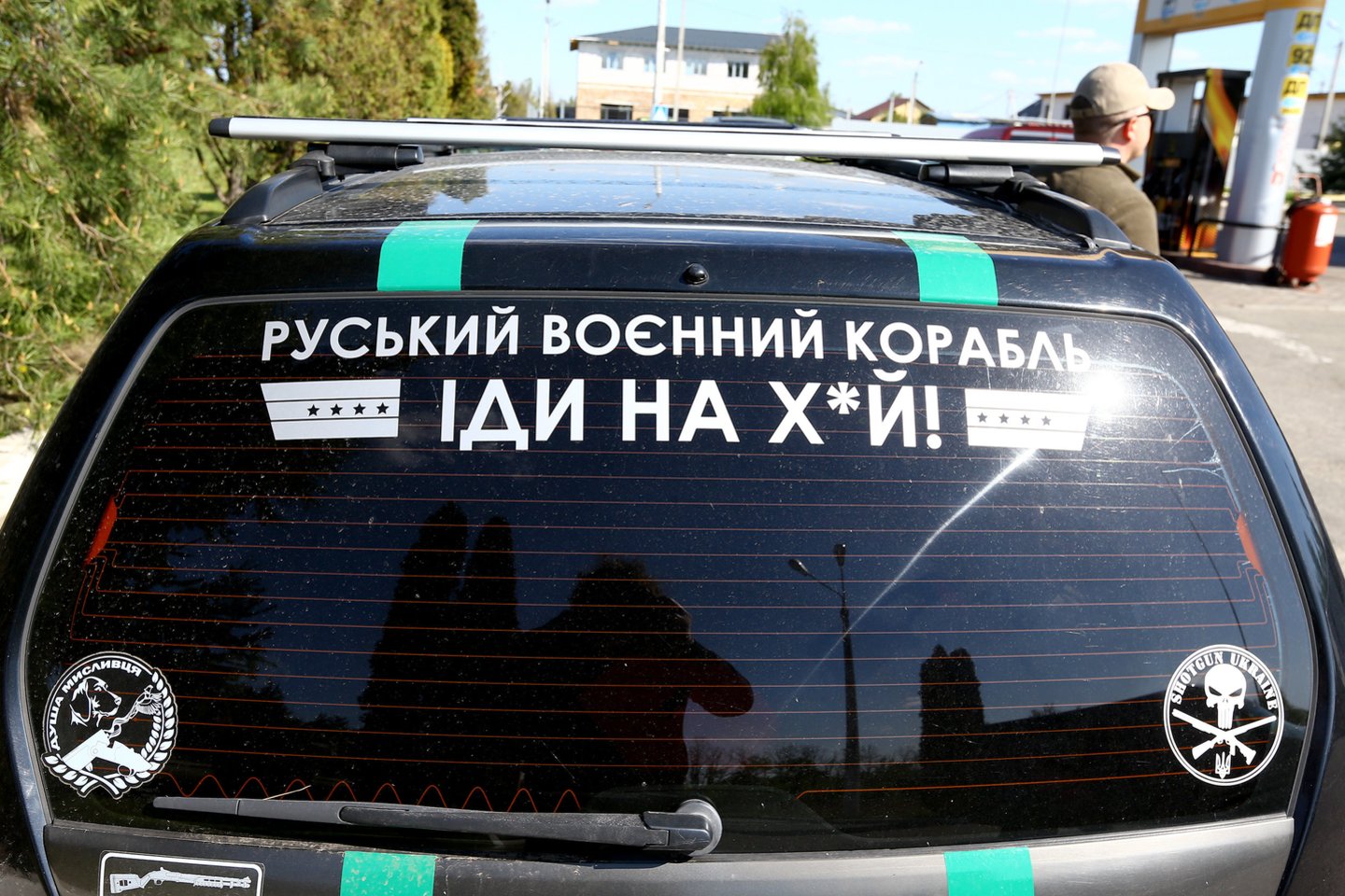  Visame pasaulyje išpopuliarėjusią frazę galima išvysti ant dažno ukrainiečio automobilio.<br> G.Šiupario nuotr.