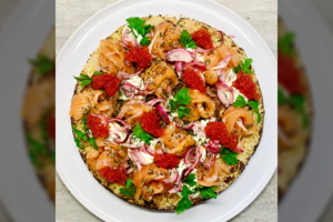 Kopūsto užkandis su lašiša papuoš bet kokių vaišių stalą