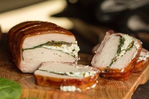 Špinatais ir feta įdaryta kalakuto krūtinėlė pagal K. Krivicko receptą – nesigailėsite išbandę