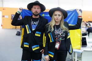 Į „Euroviziją“ atvykę ukrainiečiai kasdien puošiasi išskirtiniais apdarais: „Mes praradome labai daug“