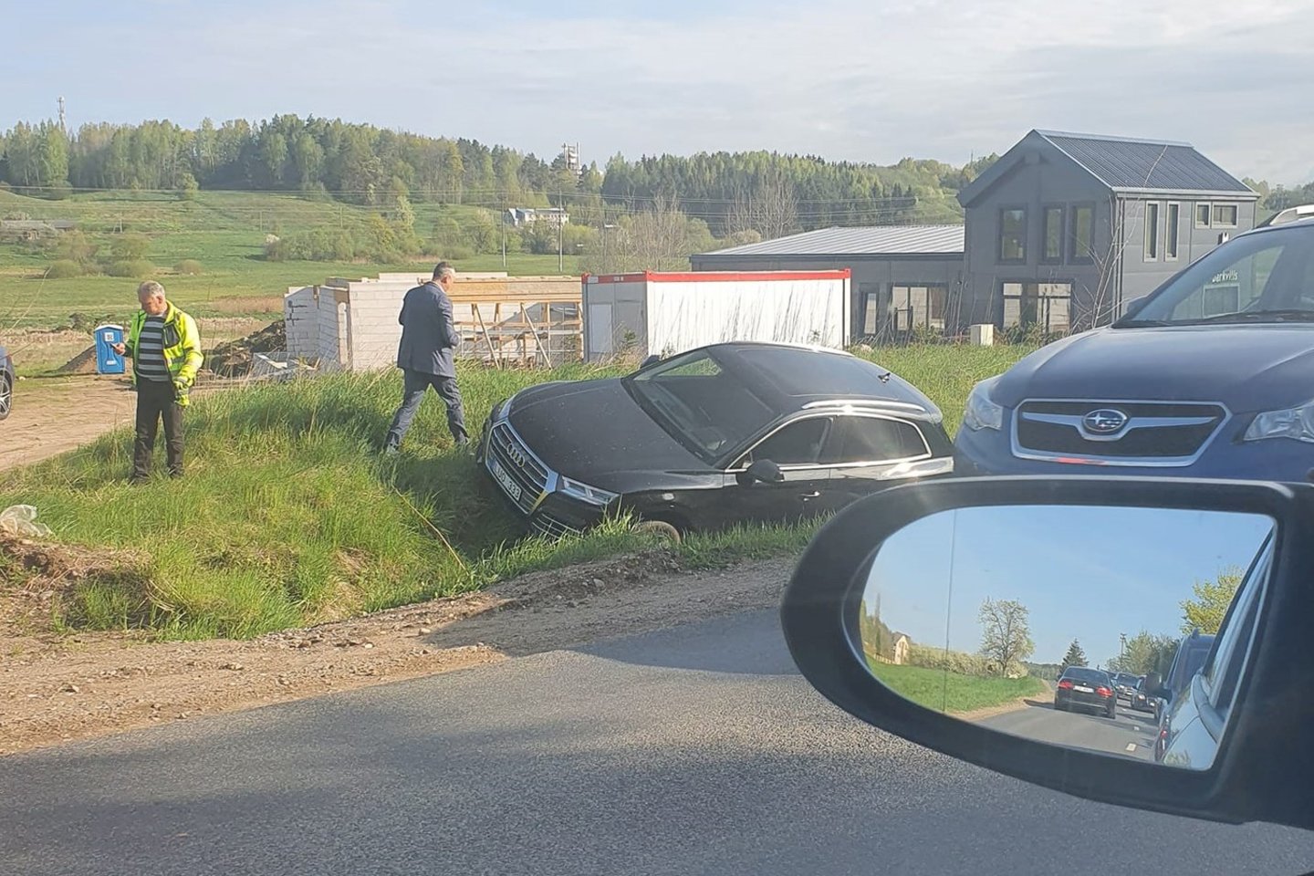  Greta Vilniaus nuo kelio nuvažiavo „Audi“, prireikė medikų.<br> Facebook/Reidas Vilniuje/Roberto J. nuotr.