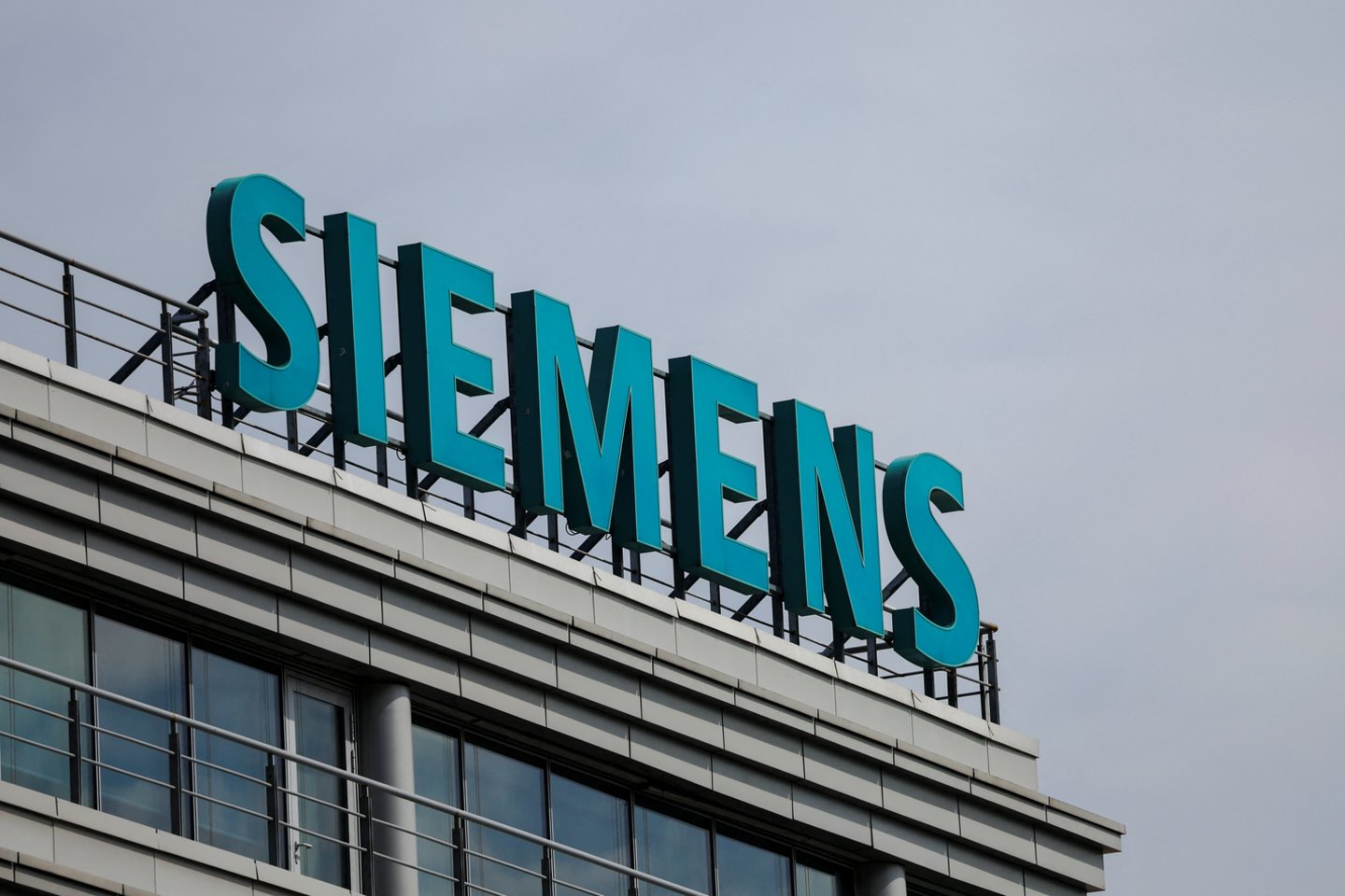  Dėl karo Ukrainoje „Siemens“ traukiasi iš Rusijos rinkos.<br>Reuters / Scanpix nuotr.