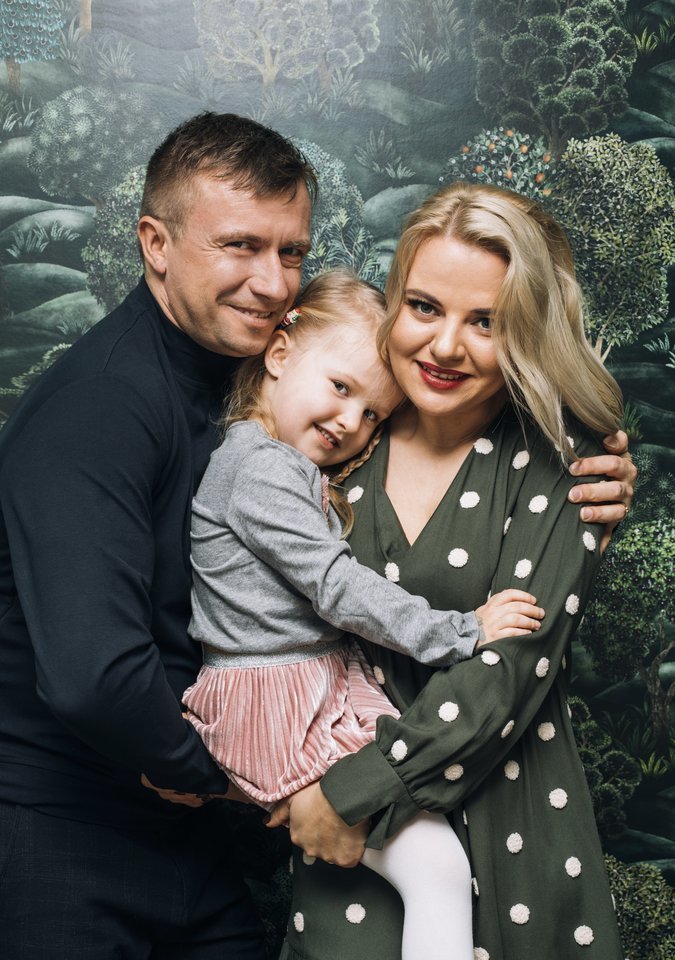 Marius Jampolskis su žmona Renata ir dukra.<br>K.Aleksynaitės nuotr.