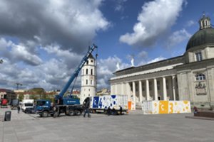 Muziejų nakties stebuklas Katedros aikštėje — netikėtai išdygę jūriniai konteineriai