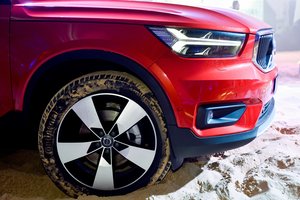 „Volvo“ vairuotojų dėmesiui: vagys nusitaikė į automobilių žibintus