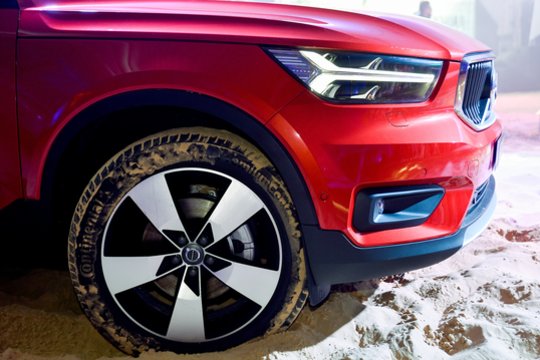 „Volvo“ vairuotojų dėmesiui: vagys nusitaikė į automobilių žibintus