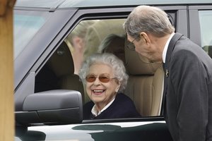 Žvali ir laiminga: karalienė Elizabeth II atvyko į žirgų šou