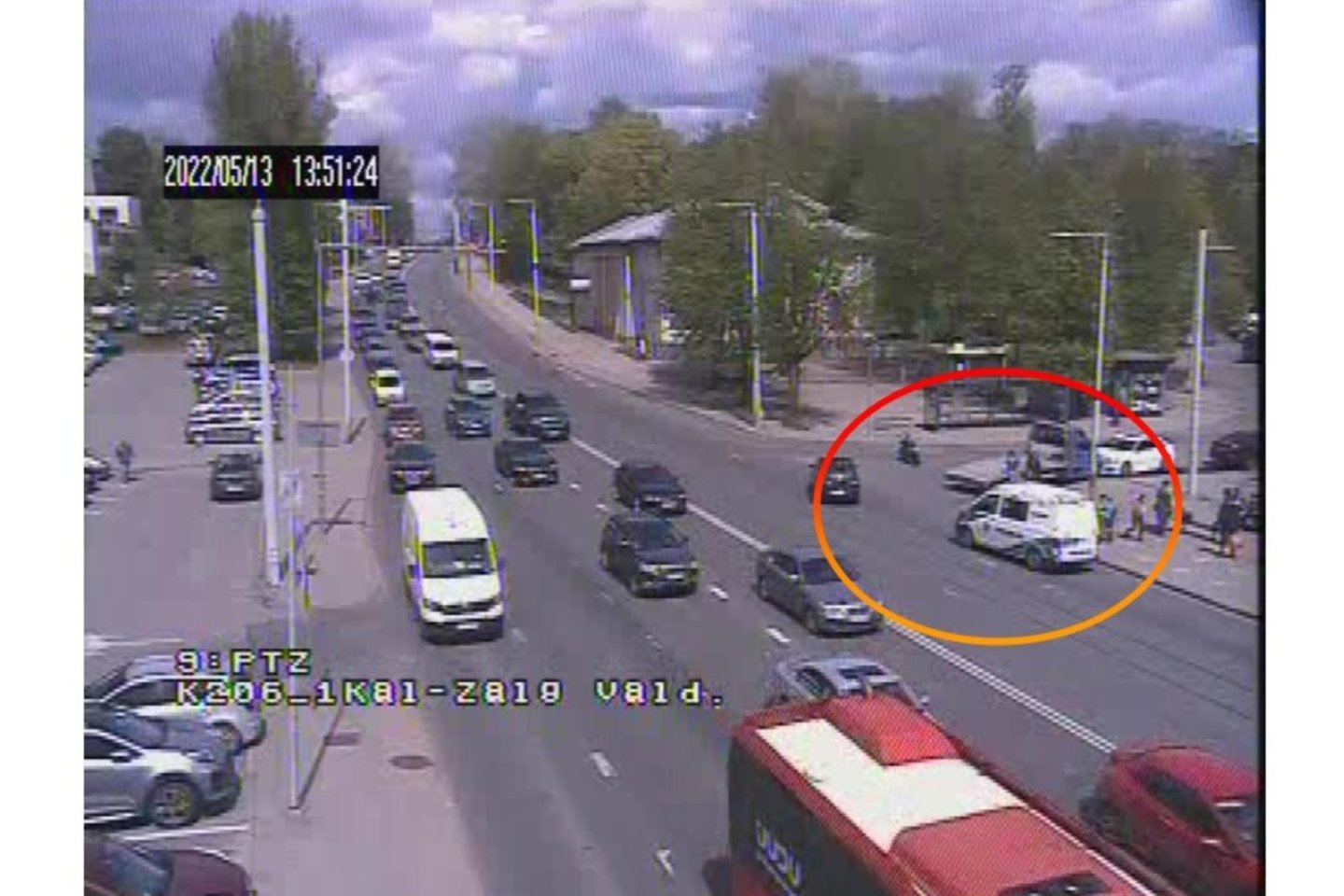  Vilniuje automobilis partrenkė motociklininką, tarp vairuotojų kilo konfliktas.<br> sviesoforai.lt nuotr.