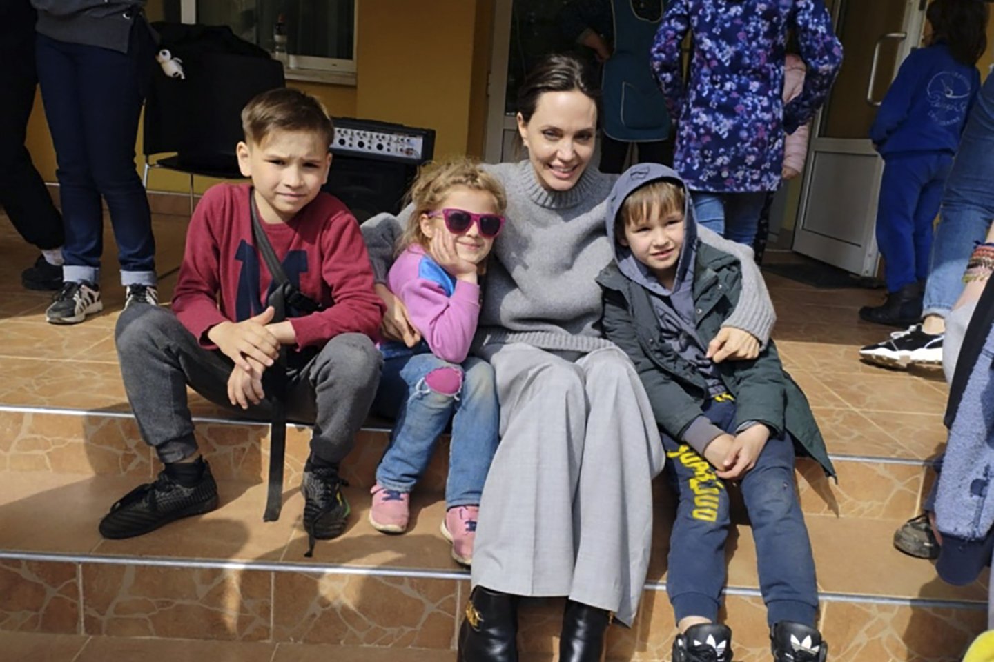 Holivudo aktorė Angelina Jolie (46 m.) netikėtai apsilankė Ukrainos vakaruose esančiame Lvovo mieste.<br>AP/Scanpix nuotr.