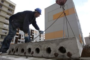 Atsiritant bankrotų bangai dalis auksarankių lietuvių emigruos: riesta ir statybų, ir transporto sektoriui