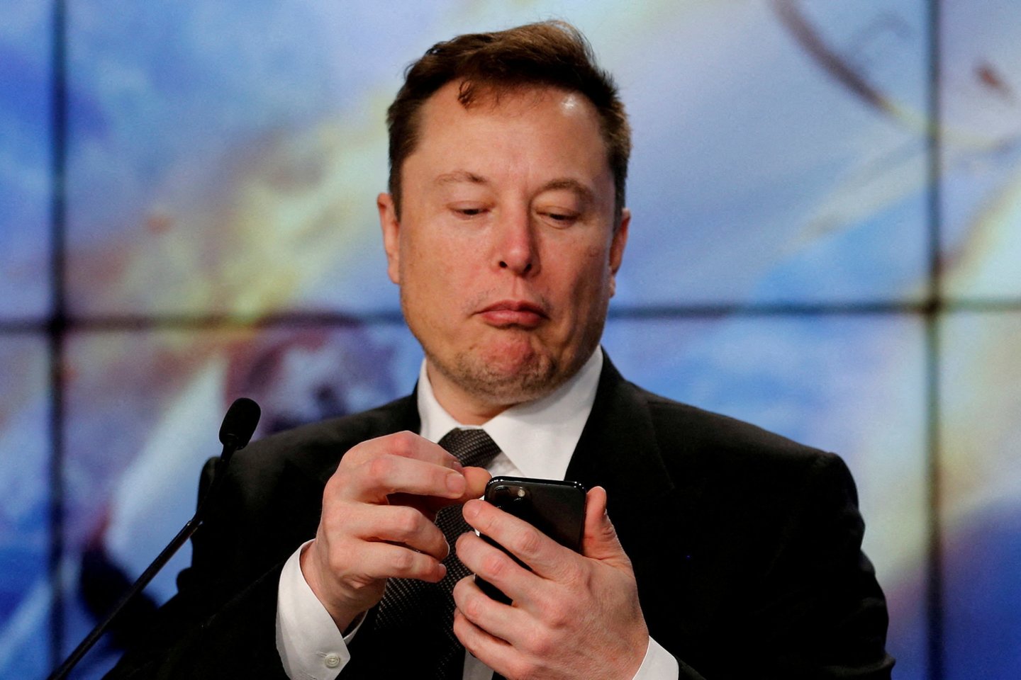 Elonas Muskas penktadienį pareiškė laikinai stabdantis „Twitter“ įsigijimo sandorį.<br>Reuters/Scanpix nuotr.