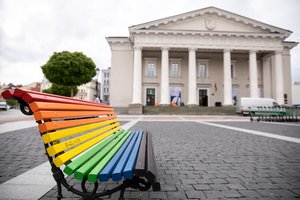 Arūnas Dumalakas. R. Šimašiui rūpi tik vienintelis vaivorykštės spalvos suolas