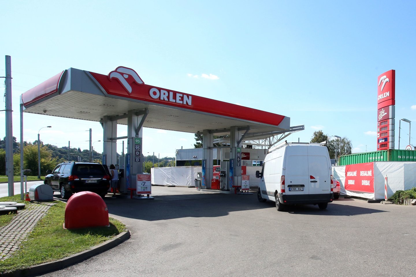 Pastarąją savaitę Baltijos valstybėse brango tik benzinas, o Estijoje 98 markės benzino litro kainą pirmąkart perkopė 2 eurų ribą.<br>M.Patašiaus nuotr.