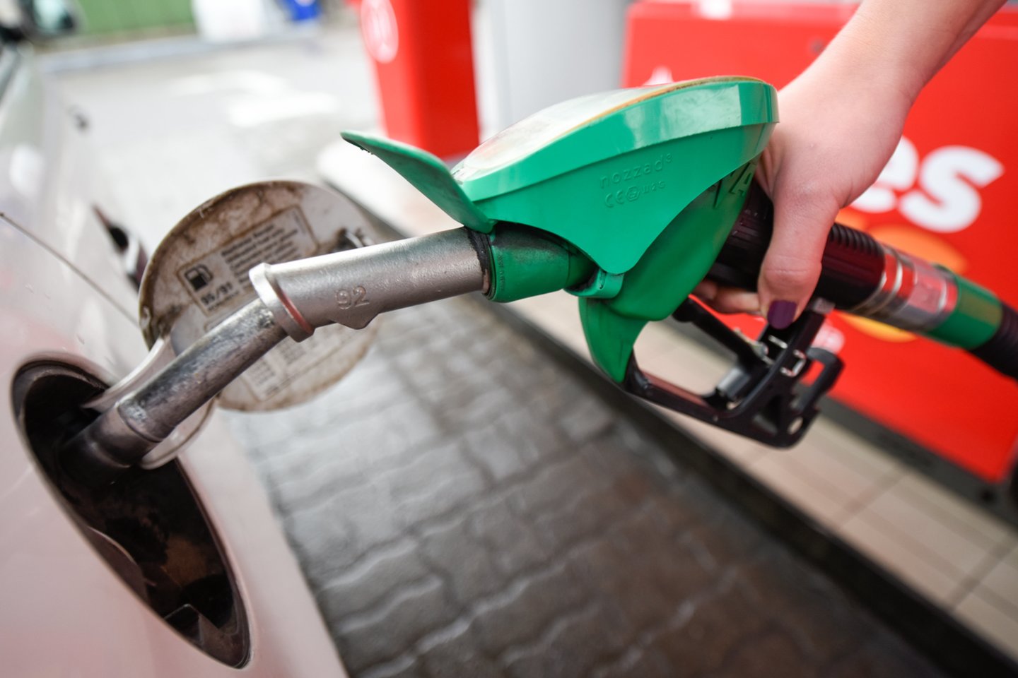 Pastarąją savaitę Baltijos valstybėse brango tik benzinas, o Estijoje 98 markės benzino litro kainą pirmąkart perkopė 2 eurų ribą.<br>D.Umbraso nuotr.