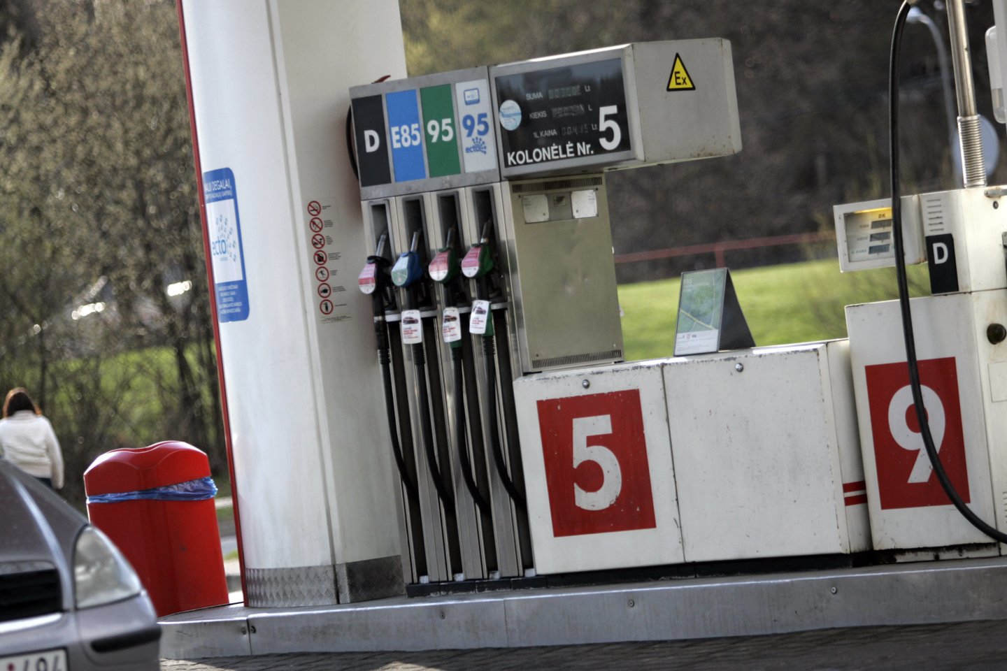 Pastarąją savaitę Baltijos valstybėse brango tik benzinas, o Estijoje 98 markės benzino litro kainą pirmąkart perkopė 2 eurų ribą.<br>V.Balkūno nuotr.