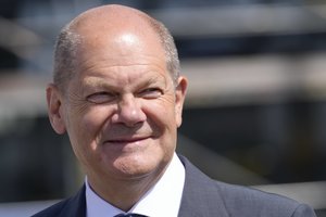 O. Scholzas per pokalbį su V. Putinu pareikalavo paliaubų