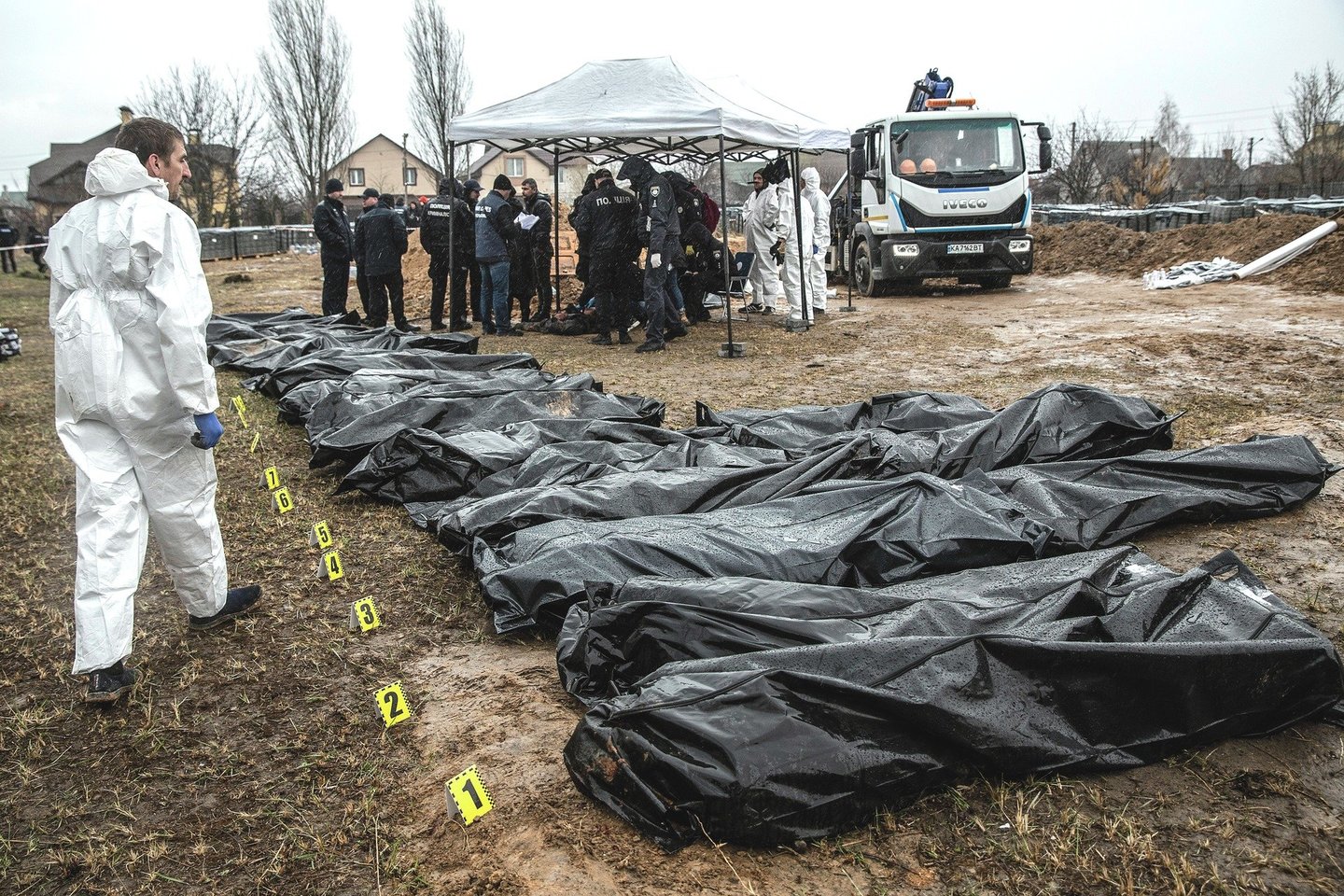 Pasitraukus Rusijos pajėgoms netoli Kijevo esančioje Bučoje buvo rasta daug masinių kapaviečių, kuriose – žiauriai kankintų ukrainiečių civilių lavonai.<br>SIPA/„Scanpix“ nuotr.