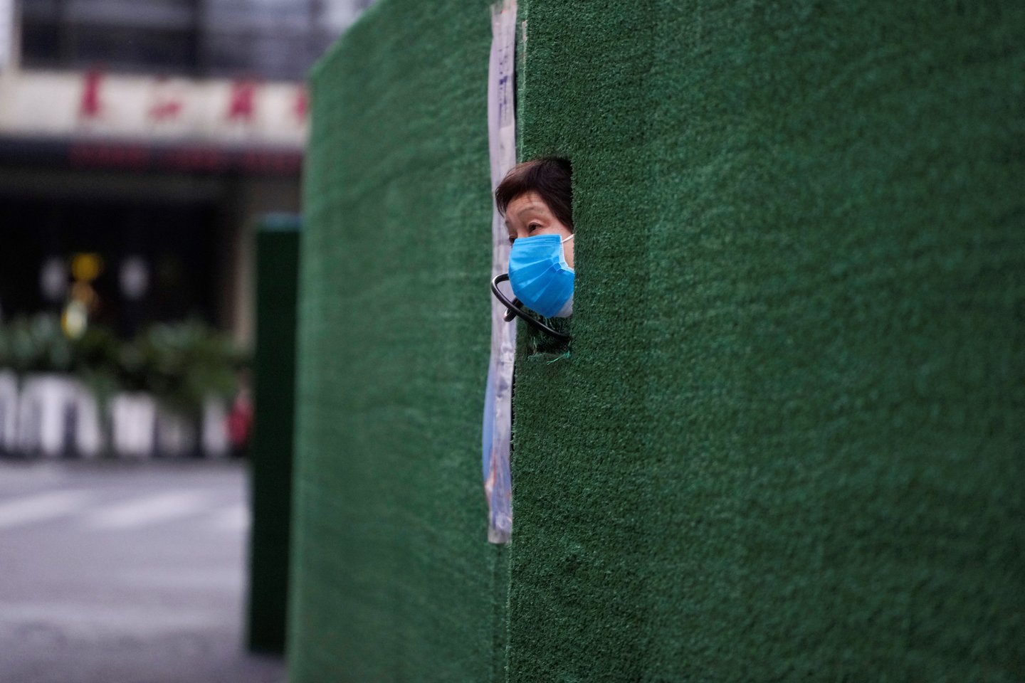 Suvaržymai kai kuriose Kinijos vietovėse yra itin griežti – žmonės daugiau kaip mėnesį negali išeiti iš savo namų.<br>„Reuters“/„Scanpix“ nuotr.