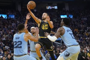 „Warriors“ trejetas užbaigė „Grizzlies“ sezoną