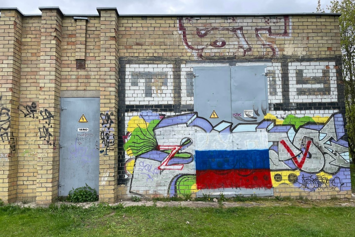  Vilniuje ant pastato nupiešta Rusijos vėliava – šalia jos užrašyti „Z“ ir „V“ simboliai.<br> Įvykio liudininko nuotr.
