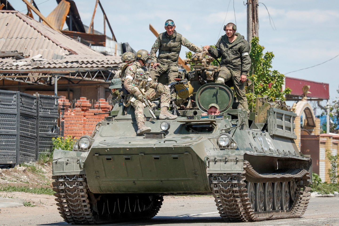 Karas Ukrainoje, rusų kariai Mariupolyje.<br>Reuters/Scanpix nuotr.