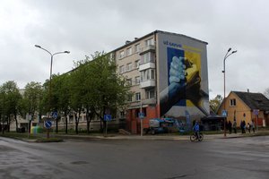 Šiauliuose namo sieną darkiusią sovietinę simboliką pakeitė Ukrainą palaikantis piešinys